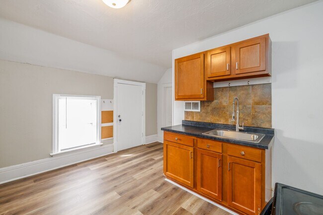 Building Photo - 35 W 14th Ave