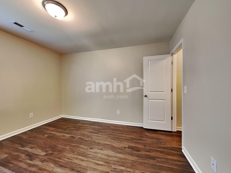 Building Photo - 303 Duck Pond Ln