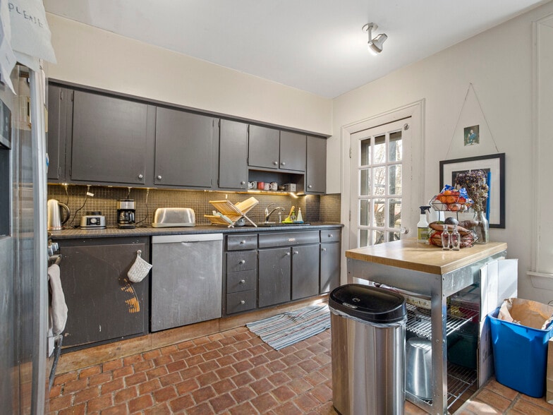 Building Photo - 368 Broadway