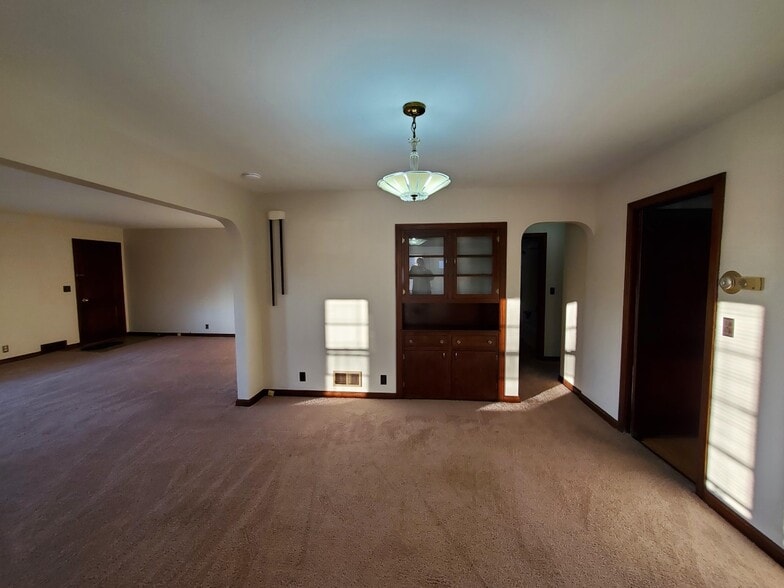 Dining - 825 S Walnut St