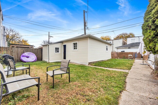 Building Photo - 5015 W Montrose Ave