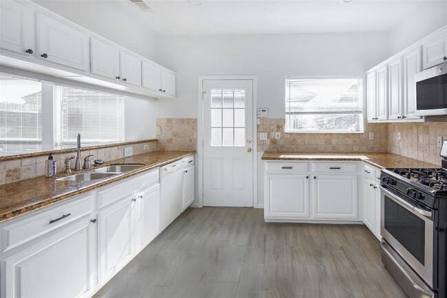 Building Photo - 1241 El Camino Village Dr