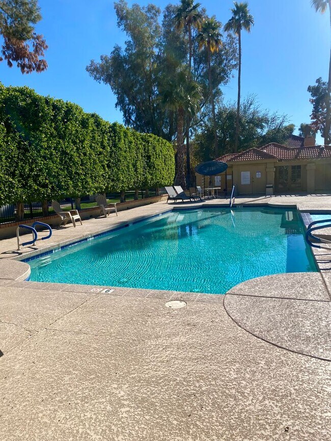 Building Photo - **COZY 2 BEDROOM/1 BATHROOM/GARAGE CONDO I...