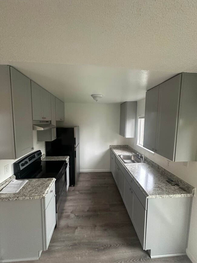 Building Photo - Nice move-in ready two bedroom one bath unit