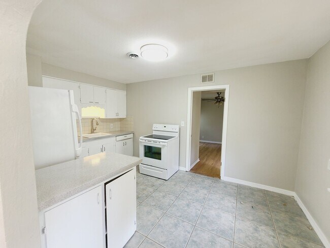 Building Photo - Three Bedroom One Bathroom Cottage in Palmetto Park, St. Petersburg