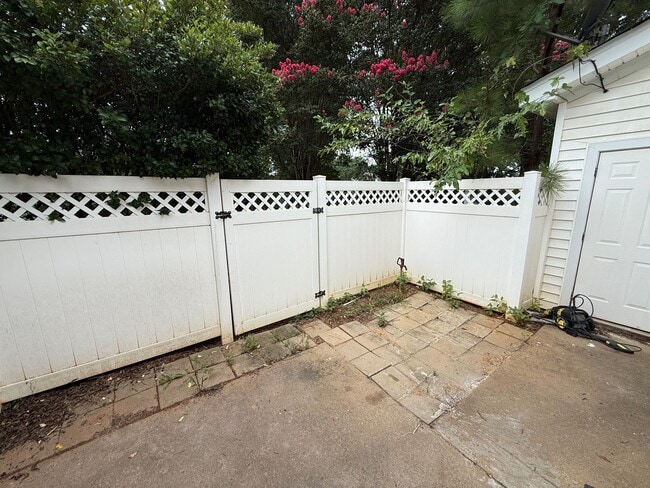 Building Photo - Beautiful End-unit townhome in university with Primary bedroom on 1st floor