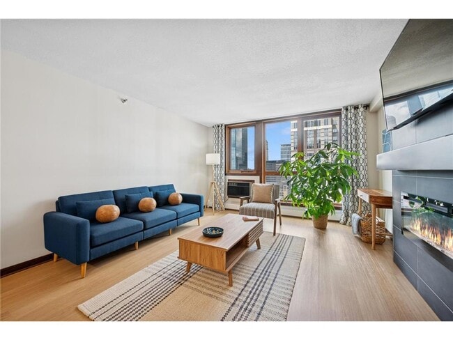 Building Photo - 433 S 7th St