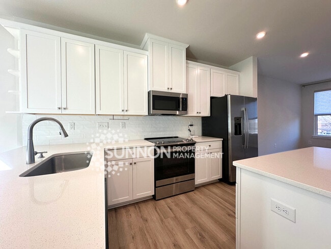 Building Photo - 3 Bedroom Townhome Located in Wendover Green