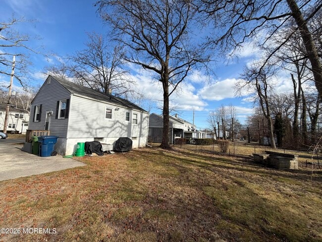 Building Photo - 2022 W Lake Ave