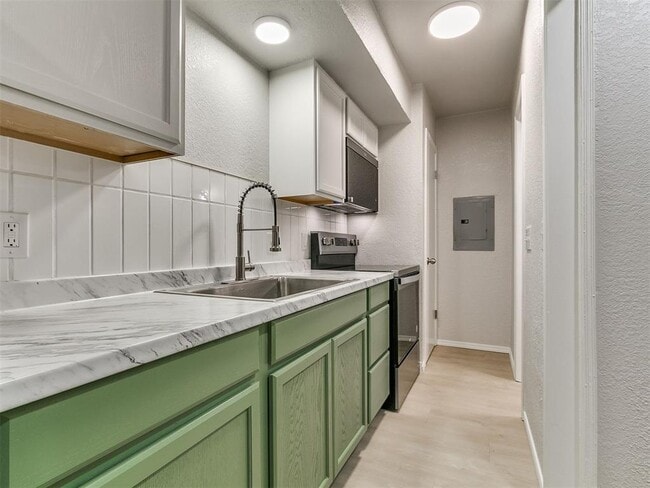 Building Photo - 817 SW 64th St