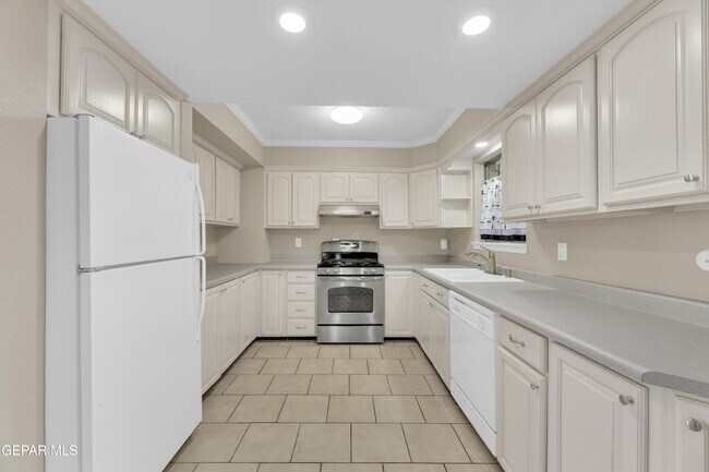 Building Photo - 350 Thunderbird Dr