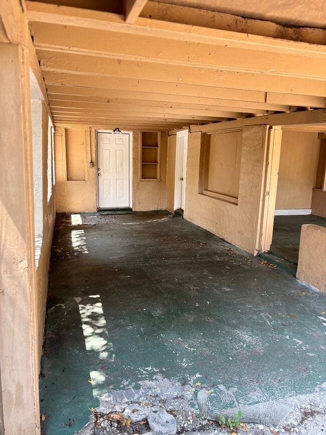 Building Photo - 4 Bedroom 2 Bath w Fenced Yard