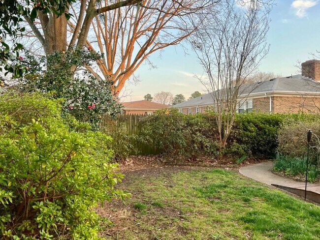 Building Photo - 3BD/ 2BA Brick Ranch in Lakeview Smith Terrace! Gorgeous Private Back Yard! Available NOW!