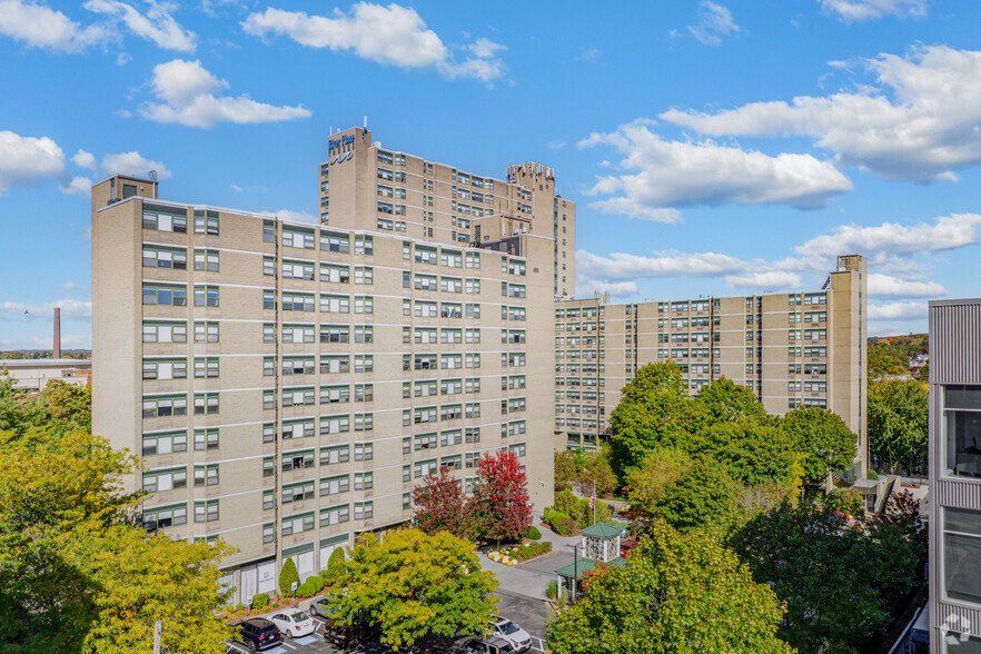 Primary Photo - River Place Towers