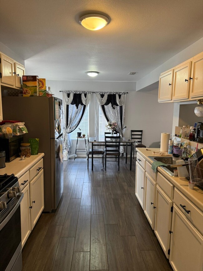 Building Photo - 1503 Eisenhower Dr
