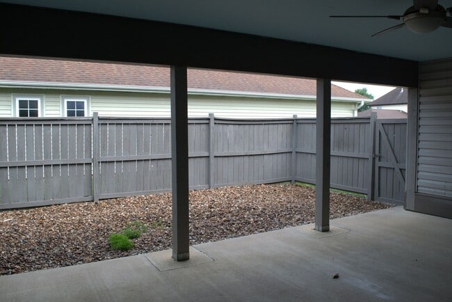 Building Photo - Large 2 Bed 2 Bath House With Lawncare Provided!