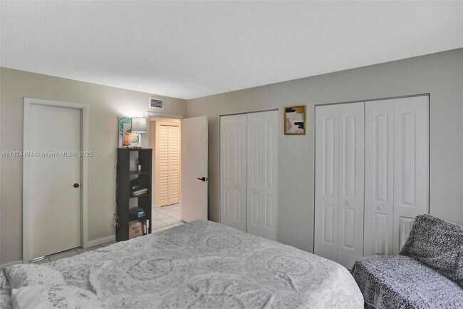 Building Photo - 10540 SW 154th Ct
