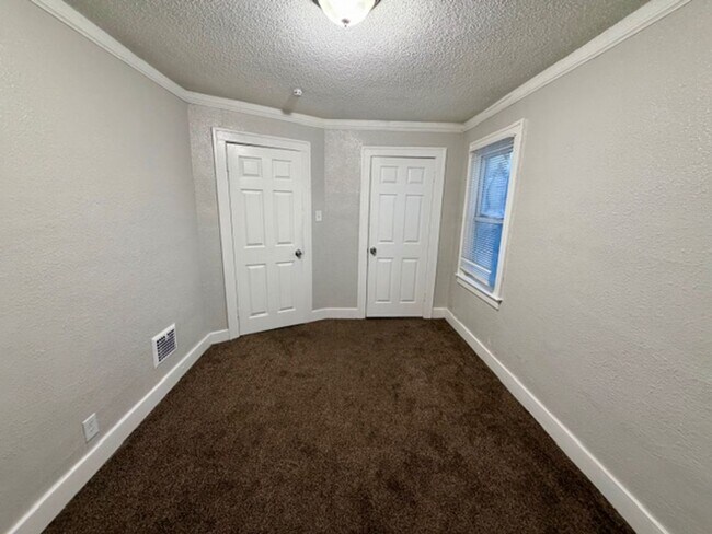 Building Photo - 3 bedroom 1 bath for lease- Section 8 ready call 313-429-3244 KPM Detroit