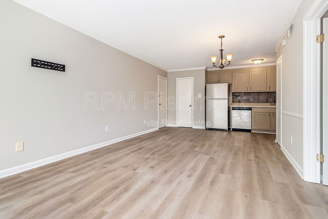 Building Photo - 2805 Northeast Expy