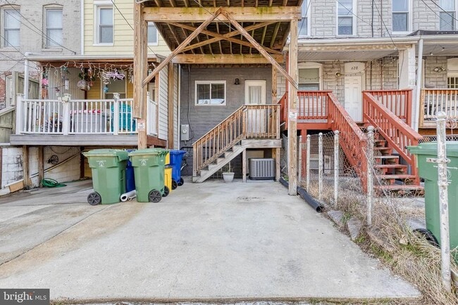 Building Photo - 626 S Curley St