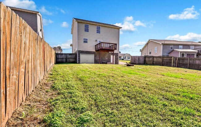 Building Photo - Amazing 3 bedroom 2 bathroom close to Fort...