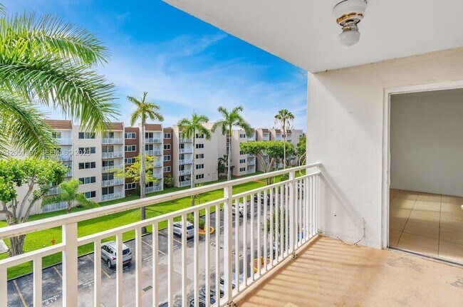 Building Photo - 6950 Miami Gardens Dr