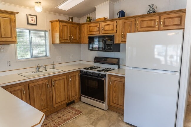 Building Photo - Cozy & Bright Manufactured Home in Fortuna Foothills – Furnished or Unfurnished!