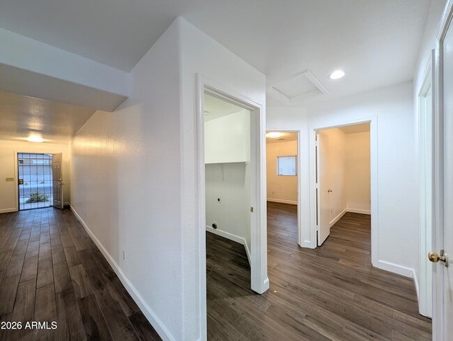 Building Photo - 2404 W Roeser Rd