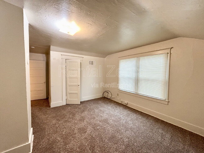 Building Photo - 107 W 19th St