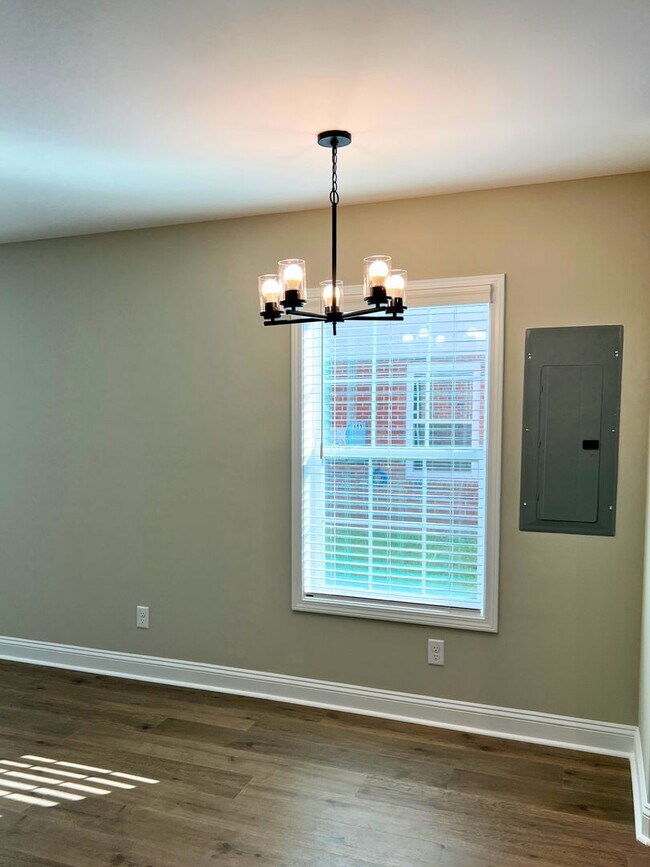 Building Photo - 3/2 fenced in yard & access to amenities!!