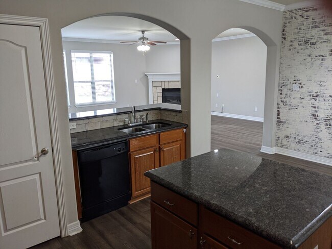 Building Photo - 5805 Thompson Pl