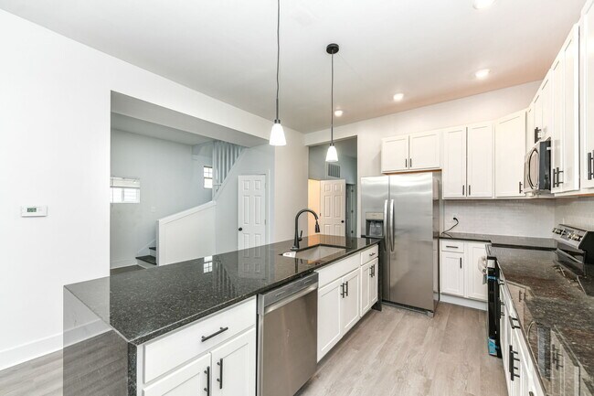 Building Photo - 942 W 27th St