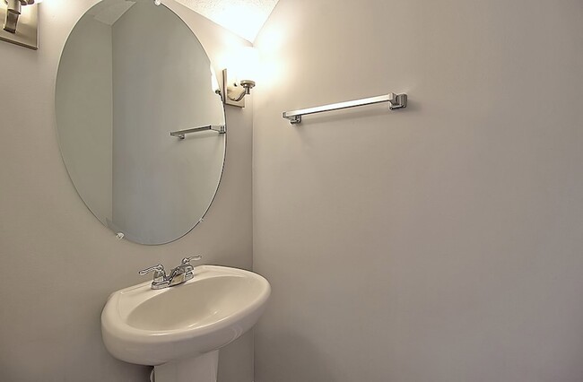 Building Photo - 566 Burke Dr