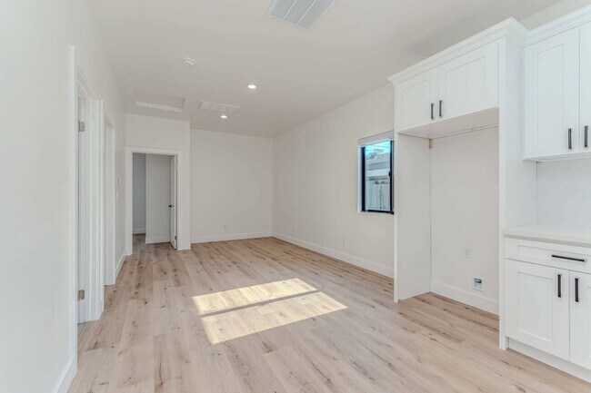 Building Photo - 5821 View Cir