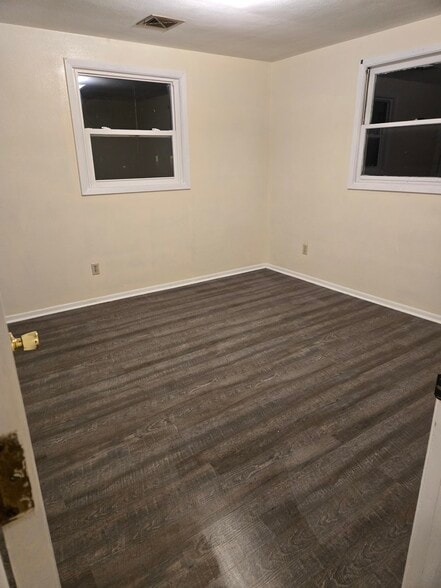 Building Photo - 513 N Oak Ave