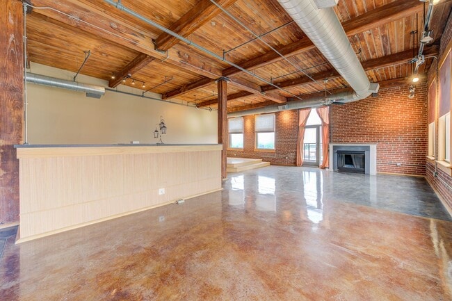 Building Photo - Huge Luxury 2 Story Condo with Private Rooftop Deck!