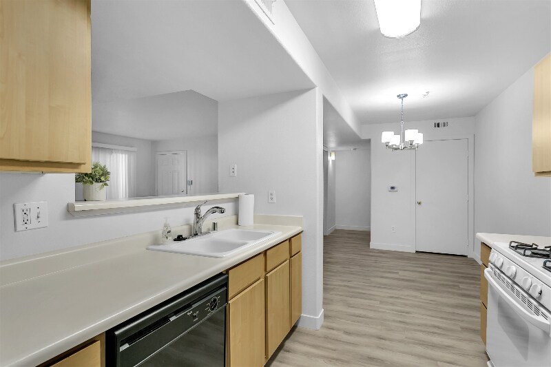 Building Photo - 950 Seven Hills Dr