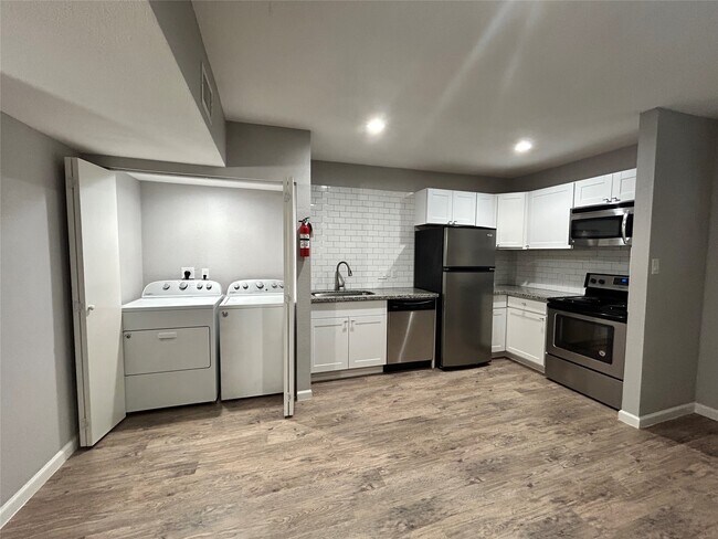 Building Photo - 2810 Beauchamp St