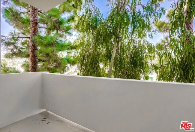 Building Photo - 435 N Oakhurst Dr