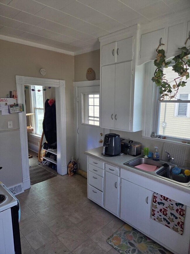 Building Photo - 818 6th St S