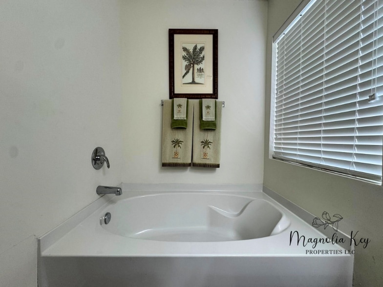 Building Photo - 765 Riverward Dr