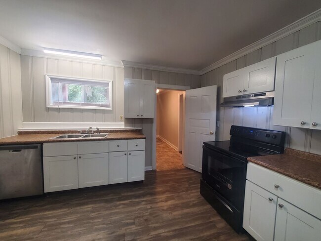 Building Photo - 3 Bedroom 2 Bath House