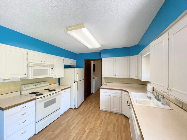 Building Photo - Comfortable 3 Bedroom 2 Bath House in Beau...