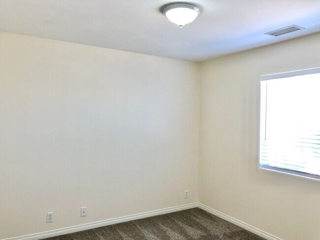 Building Photo - Light & Bright Single-Story Home in the Heart of Fallbrook, Complete with Private, Fully Fenced B...