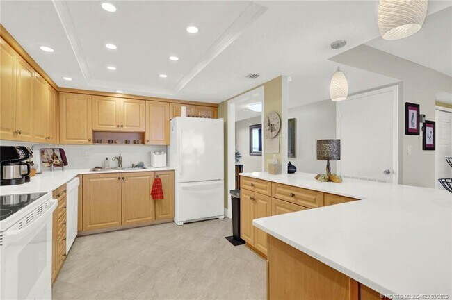 Building Photo - 10410 S Ocean Dr