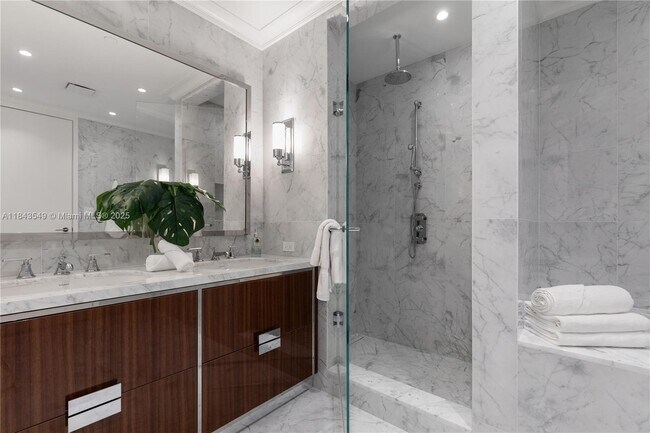 Building Photo - 15701 Collins Ave