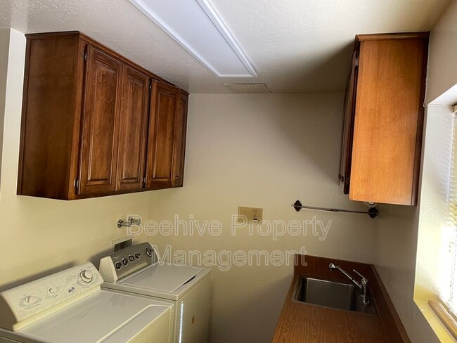 Building Photo - 1420 N Center St