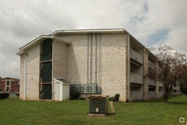 Building Photo - New Circle Apartments