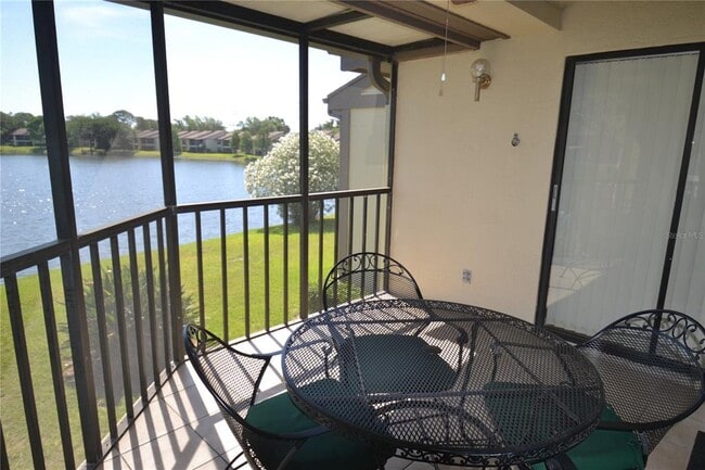 Building Photo - 336 Woodlake Wynde