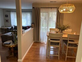 Building Photo - 1102 Sayre Dr